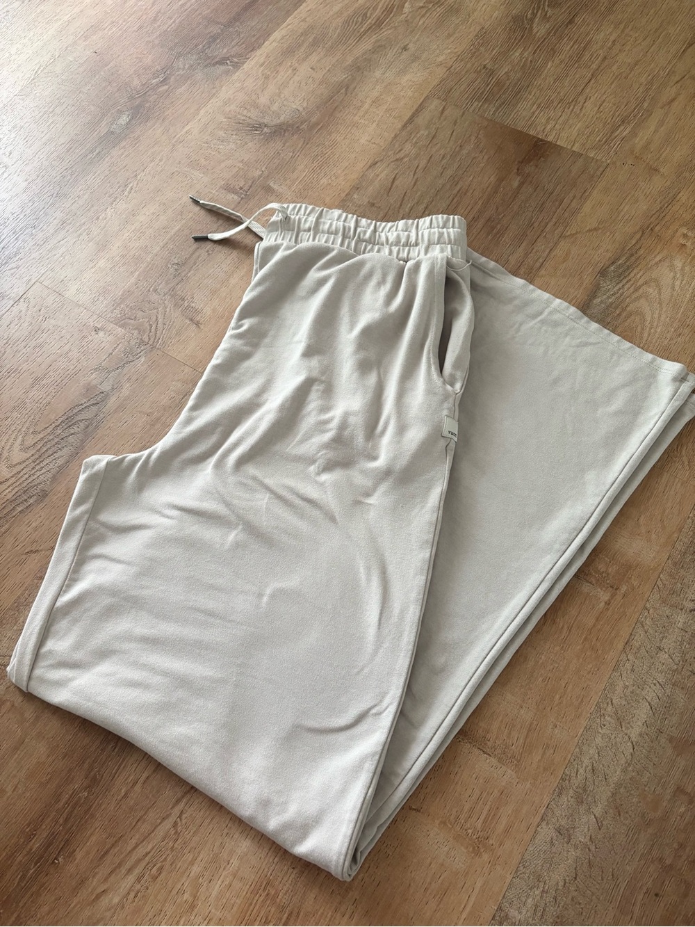 Vuori Halo Essential Wideleg Pants in the color Ecru Heather XL